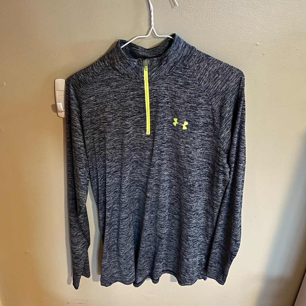 Under Armour long sleeve tee shirt size M. Lightly used. Perfect Condition.